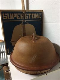 Superstone pottery cooker, also a pizza stone