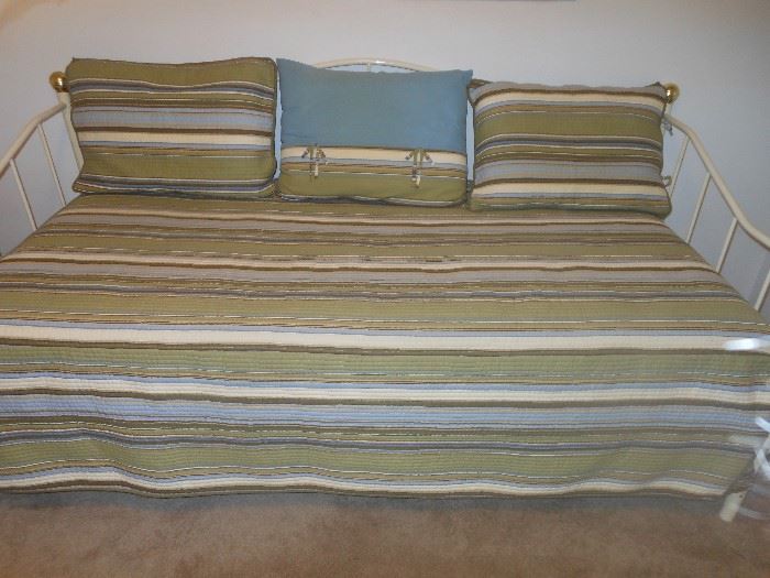 Day bed/ converts to king or 2 twin