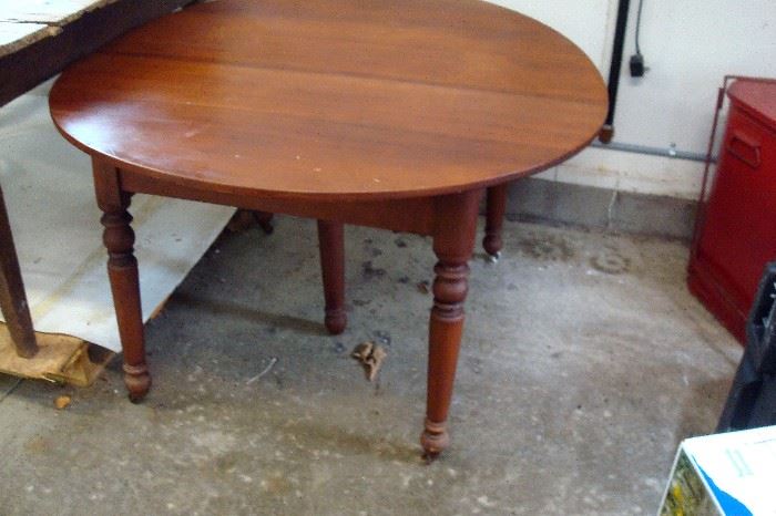 1860's round country Sheraton period cherry extension table with four leaves.