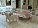 Hydraulic dining table that lowers to a coffee table