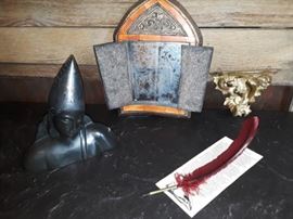 Metal lady, decorative mirror with doors