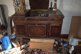 Antique Victrola Record Player - Cabinet has old Vinyl Records inside