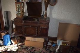 Antique Victrola Record Player - Cabinet has old Vinyl Records inside