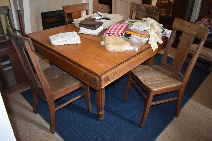 Beautiful Antique Golden Oak Dining Table with 4 Matching Chairs