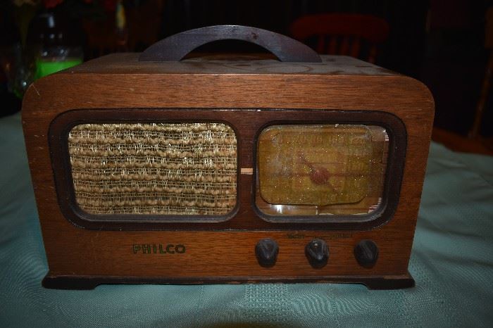 1940's Philco Model 41-220 All original including Back and Cord in Very Good Condition ( cover over the face of the dial needs replacing, but the dial is in excellent condition )