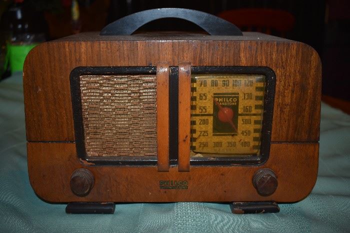 All Original Philco Transitone 42-PT-93 with Wooden Case and Handle even the Original Back and Cord are Original in Great Condition!