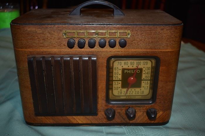 1940's Philco Radio Wooden Case Bakelite Trim in Great Condition this one is built to receive Television Sound "The Wireless Way" when used with Phico Television Picture Receiver, without Wires, Plug in, or Connections of any kind. Everything on this Radio is Original including the back