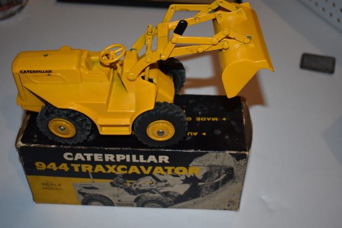 ERTL Caterpillar 944 Traxcavator in Beautiful Condition with the Box