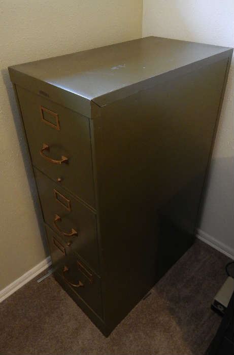 VINTAGE MILITARY GREEN 3 DRAW FILING CABINET, BY STEELCASE...METAL OFFICE FURNITURE COMPANY, GRAND RAPIDS....IN GREAT CONDITION !!!