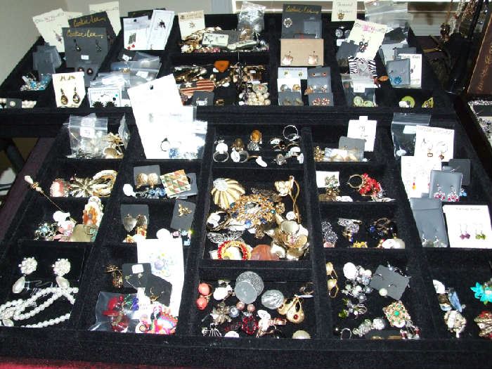ASSORTMENT OF ASSORTED PIERCED AND CLIP EARRINGS!!