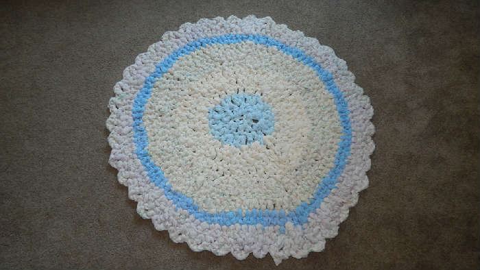 3 FOOT ROUND HAND BRAIDED RUG IN SHADES OF BLUES & WHITE