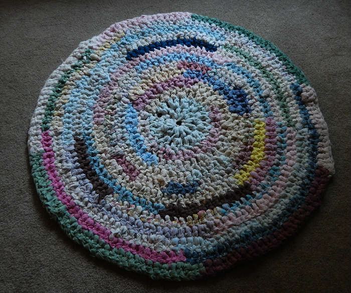 4 FOOT HAND BRAIDED ROUND COTTON RUG IN ASSORTED SHADES.