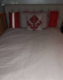 FULL SIZE BED SET, INCLUDES BEDDING