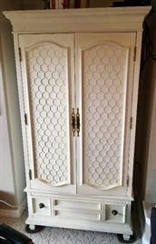 BEAUTIFUL UPRIGHT QUALITY WOOD CHEST/ARMOIRE