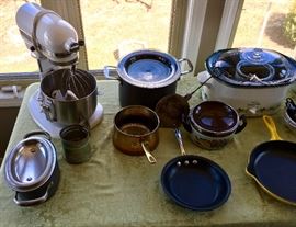 NICE KITCHEN ITEMS, INCLUDING WHITE KITCHENAID MIXER