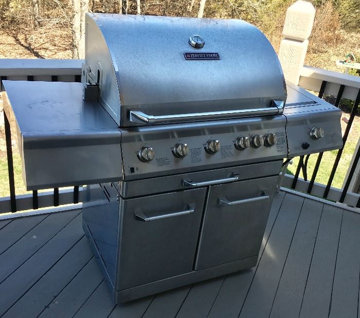 LARGE CHAR BROIL GRILL