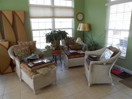 Vintage wicker chaise lounge (2) side chairs