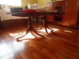 Henredon pedestal table with (2) large leafs 