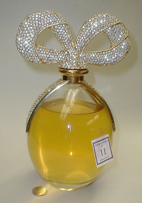 Elizabeth Taylor white diamonds factice bottle