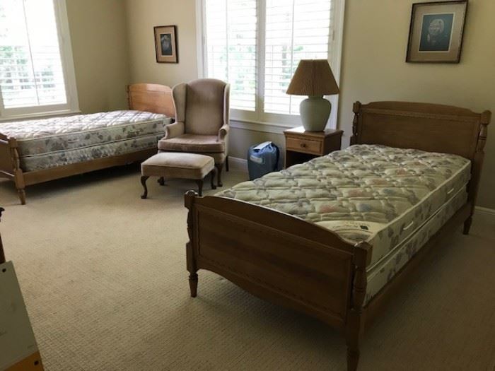 Appalachian Beech Bedroom set in Pristine condition 