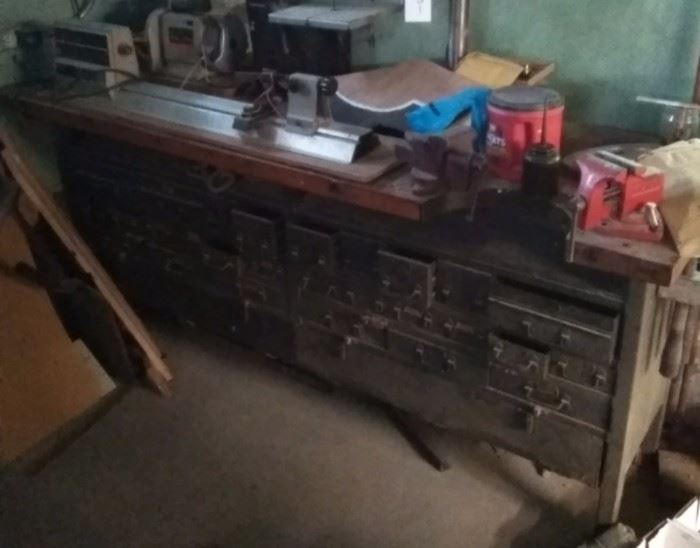 Great workbench and for those industrial lovers it can be a buffet 