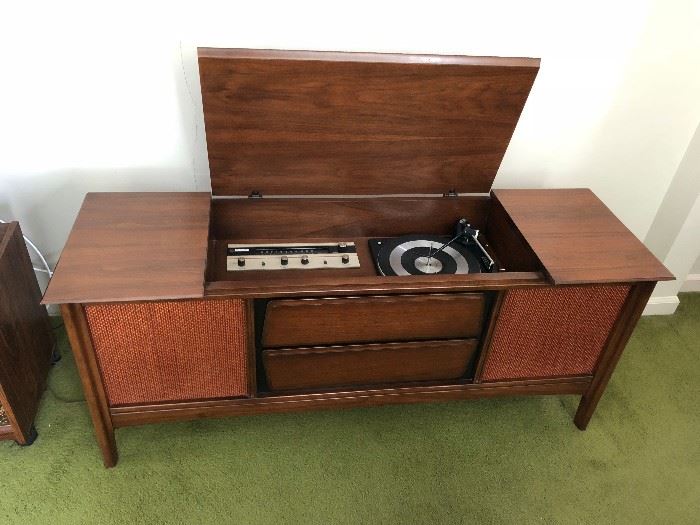 Fisher stereo console with turntable - fully functional! (1/2)