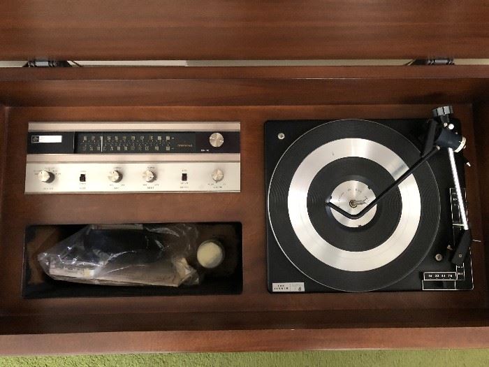 Fisher stereo console with turntable - fully functional! (2/2)