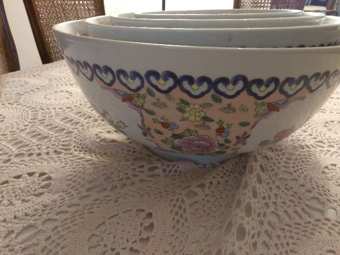  4 bowls Asian style design made in China    http://www.ctonlineauctions.com/detail.asp?id=696065