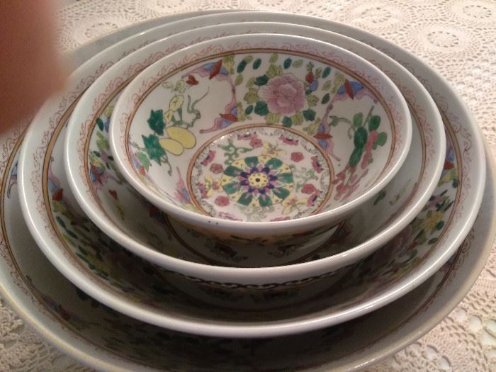 4 bowls Asian style design made in China    http://www.ctonlineauctions.com/detail.asp?id=696065