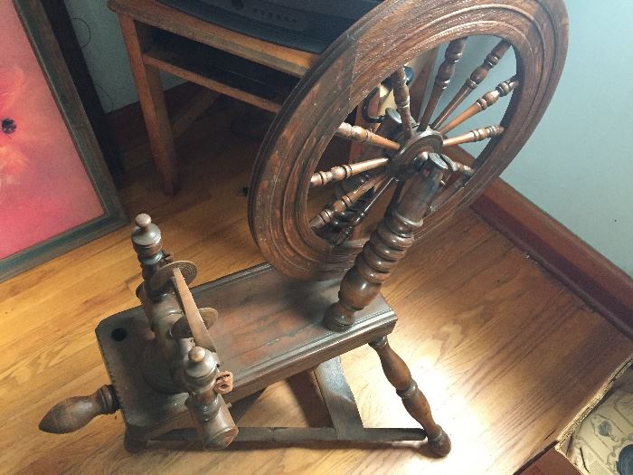 BEAUTIFUL ANTIQUE SPINNING WHEEL WORKS PERFECTLY 