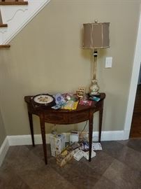 Historic Charleston Mahogany Console Table by Baker ==> ONLY $275; lamp