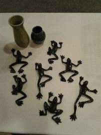 Metal sculptural tree frogs