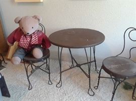 Children's ice cream table and chairs