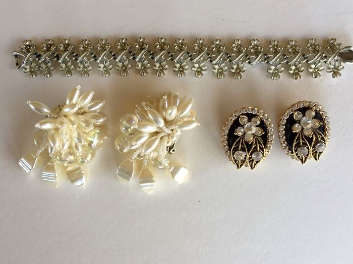 Fashion earrings and bracelet