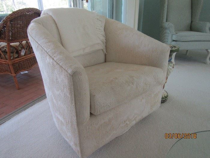 SWIVEL OCCASIONAL CHAIR .. PERFECT FOR ANYWHERE