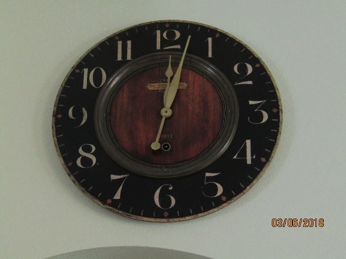 GORGEOUS WALL CLOCK