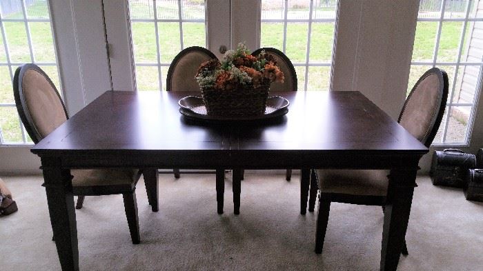 Large rectangular dining table wiht 4 matching chairs (has leaves)