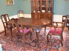 Henkel Harris Virginia Galleries table with 2 leaves and 6 chairs
