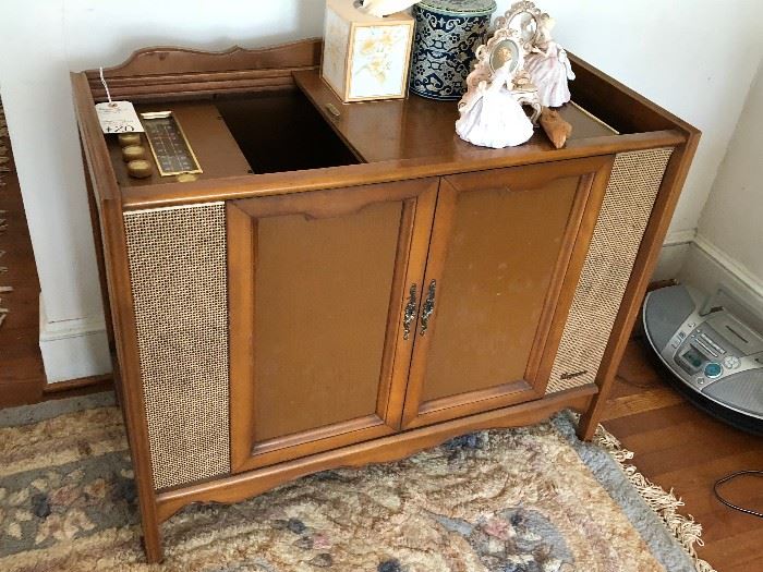 Magnavox Console Stereo (as is)