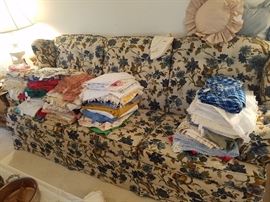 tableclothes and napkins