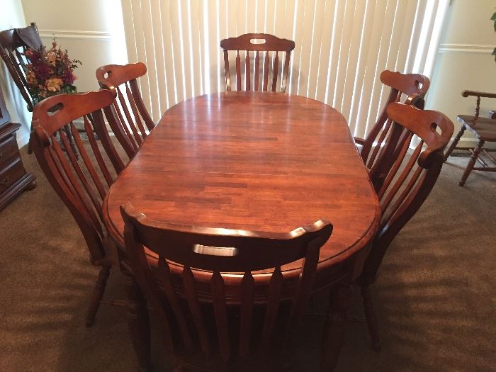 Dining Room Table: 2 Captain Chairs, 5 Table Chairs