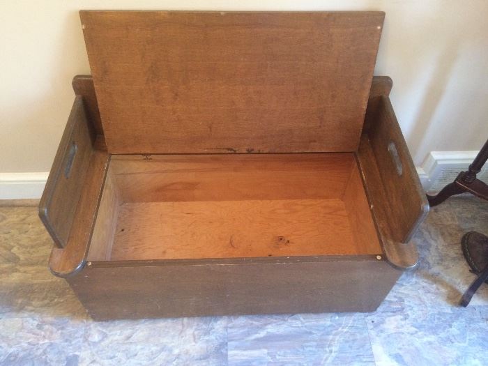 BENCH/TOY CHEST