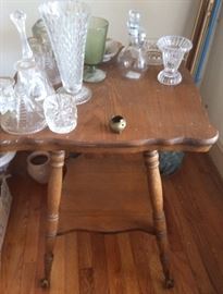 ANTIQUE TABLE AND GLASSWARE