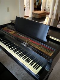 Vintage Baldwin Grand Piano in Excellent Condition