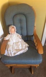 ROCKING CHAIR / ANTIQUE DOLL