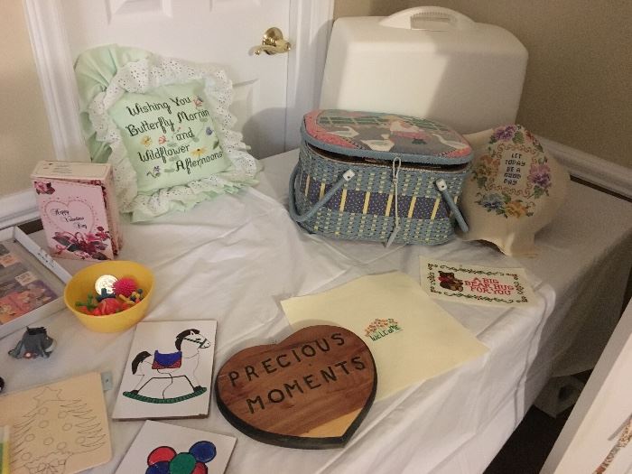 MISC. DECOR, SEWING BASKET, SEWING MACHINE