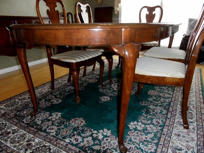 Thomasville dining table with two 20" leaves and full set of pads.  Table width is 44", length when closed is 68", extends to 88" with one leaf and 108" with both leaves.  Comes with 2 arm chairs and 6 side chairs.