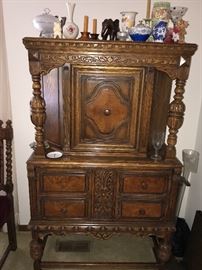 ANTIQUE WOODEN HAND CARVED CABINET