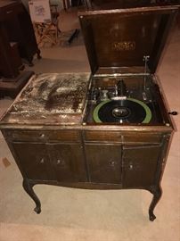 ANTIQUE VICTROLA RECORD PLAYER