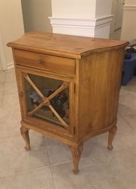 Small oak cabinet 